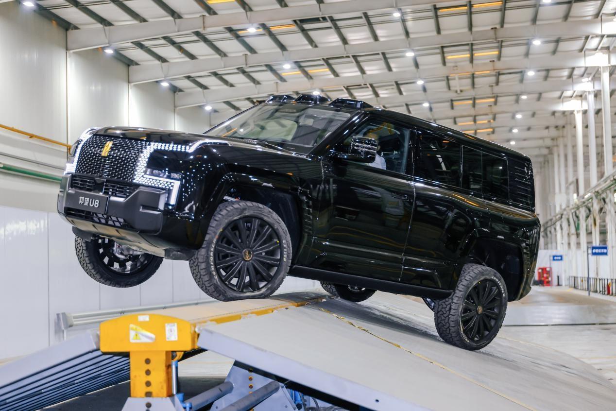 其综合越野开发中心首次对外开放，12000㎡室内场地还原了全球超百种极限越野场景