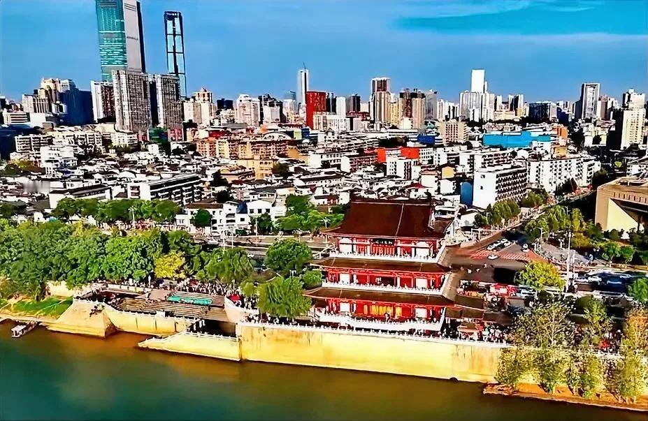 #秋日生活打卡季#看看长沙天心阁周围的房子实在是太矮小了，看上去真的很像沿海地区