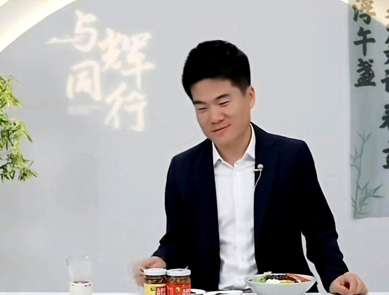 你敢信吗？
平时在直播间里金句频出的顶流老板，在自家公司抓纪律，竟然被手下员工一