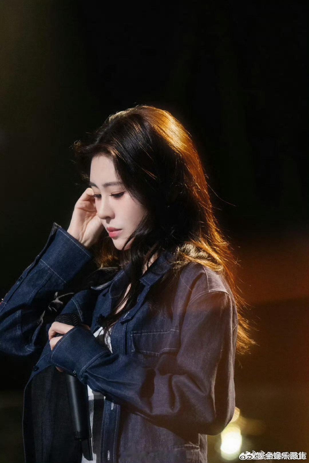 张碧晨歌手唱了网友选的歌原曲就很有氛围感，改编之后又添飒爽感，舞台看点十足 歌手