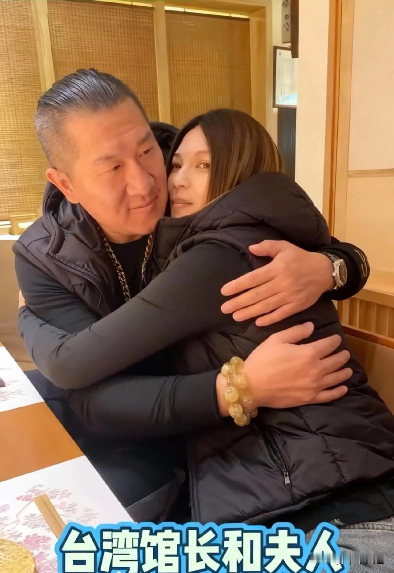 一，他是爱国人士
二，他有可能成为民族英雄
三，馆长的背后一定有个贤妻良母
四，