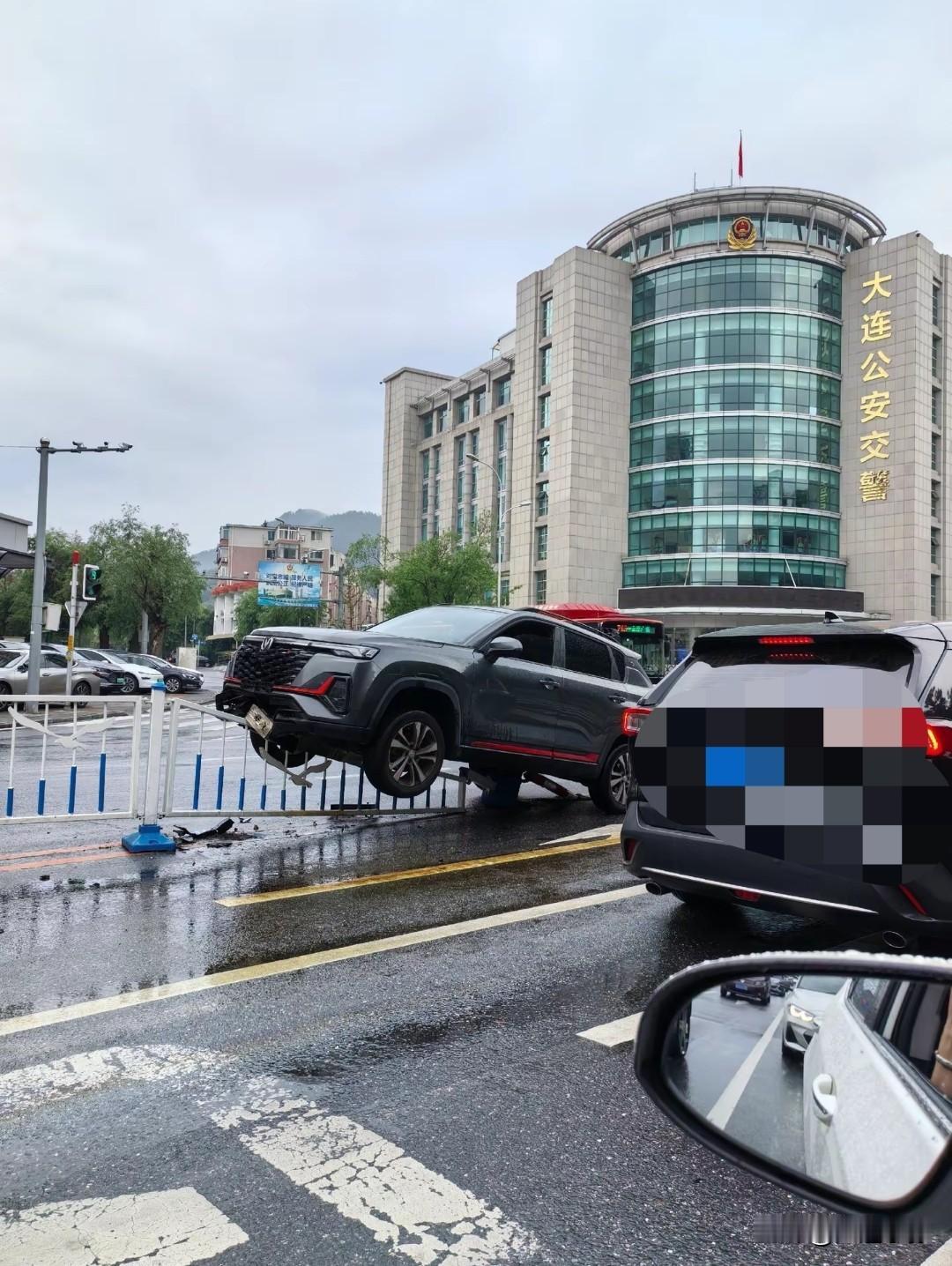 大连网红执勤点突发事故！SUV直接骑上护栏，这个路口真是事故高发地
 
刷抖音据