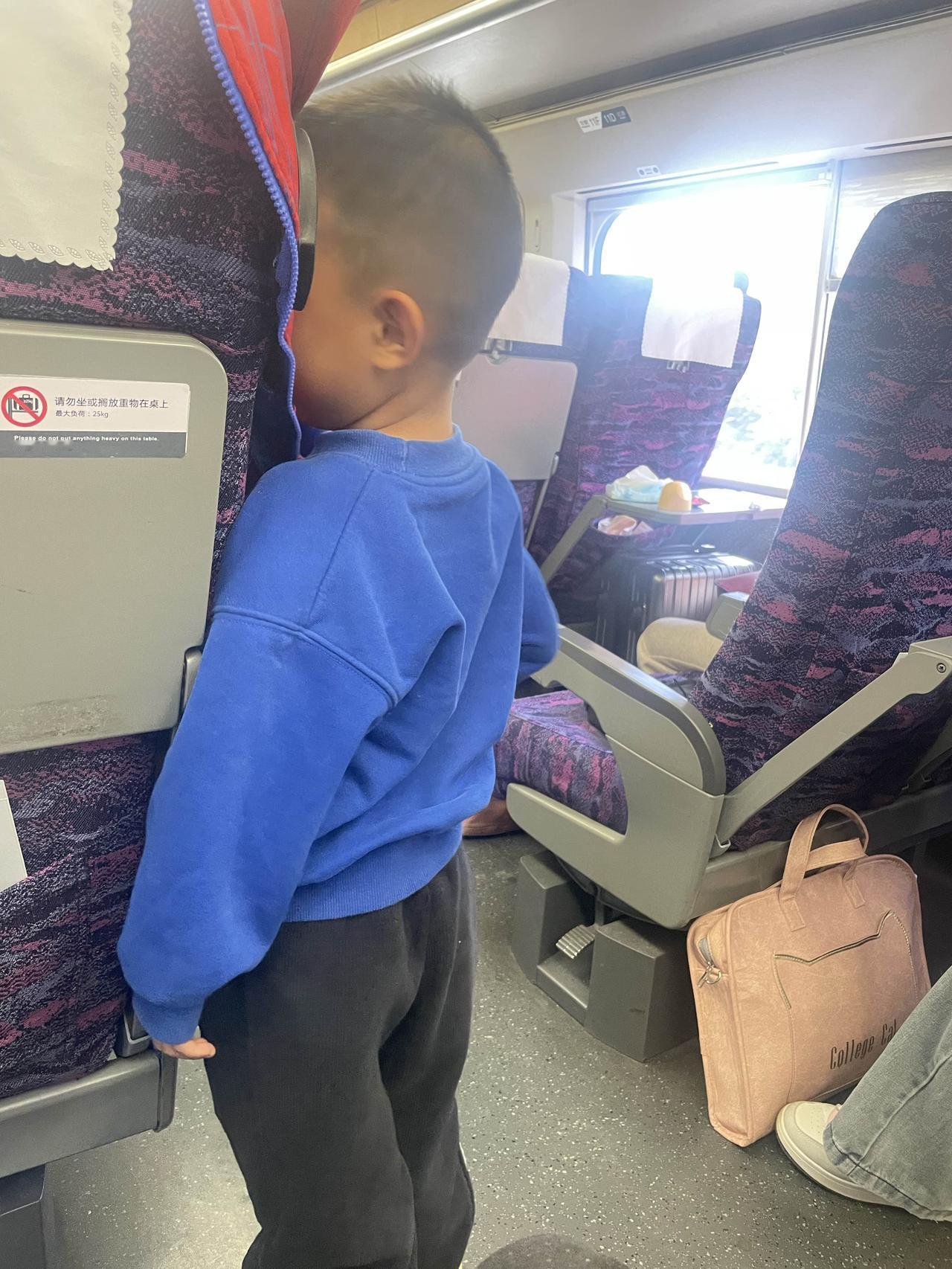 今天我带小儿子回娘家，老家表姐嫁女，特意叫我们去吃喜酒。小儿子还在上幼儿园，我提