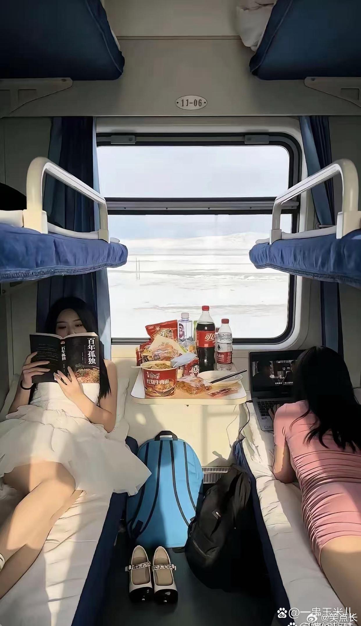 火车上就剩这两个上铺了，我该选哪个呢？ ​​​