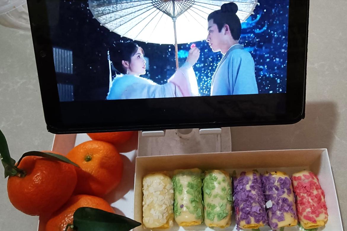 东风杨柳欲青青   烟淡雨初晴
阳光正好  温度不燥
如此大好春光
看
这条街中