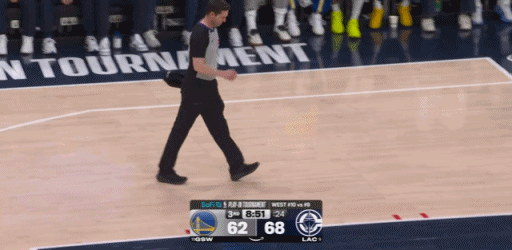 罕见！裁判中途伤退了！

今天快船队与勇士队的附加赛对决，第三节8分51秒，当值