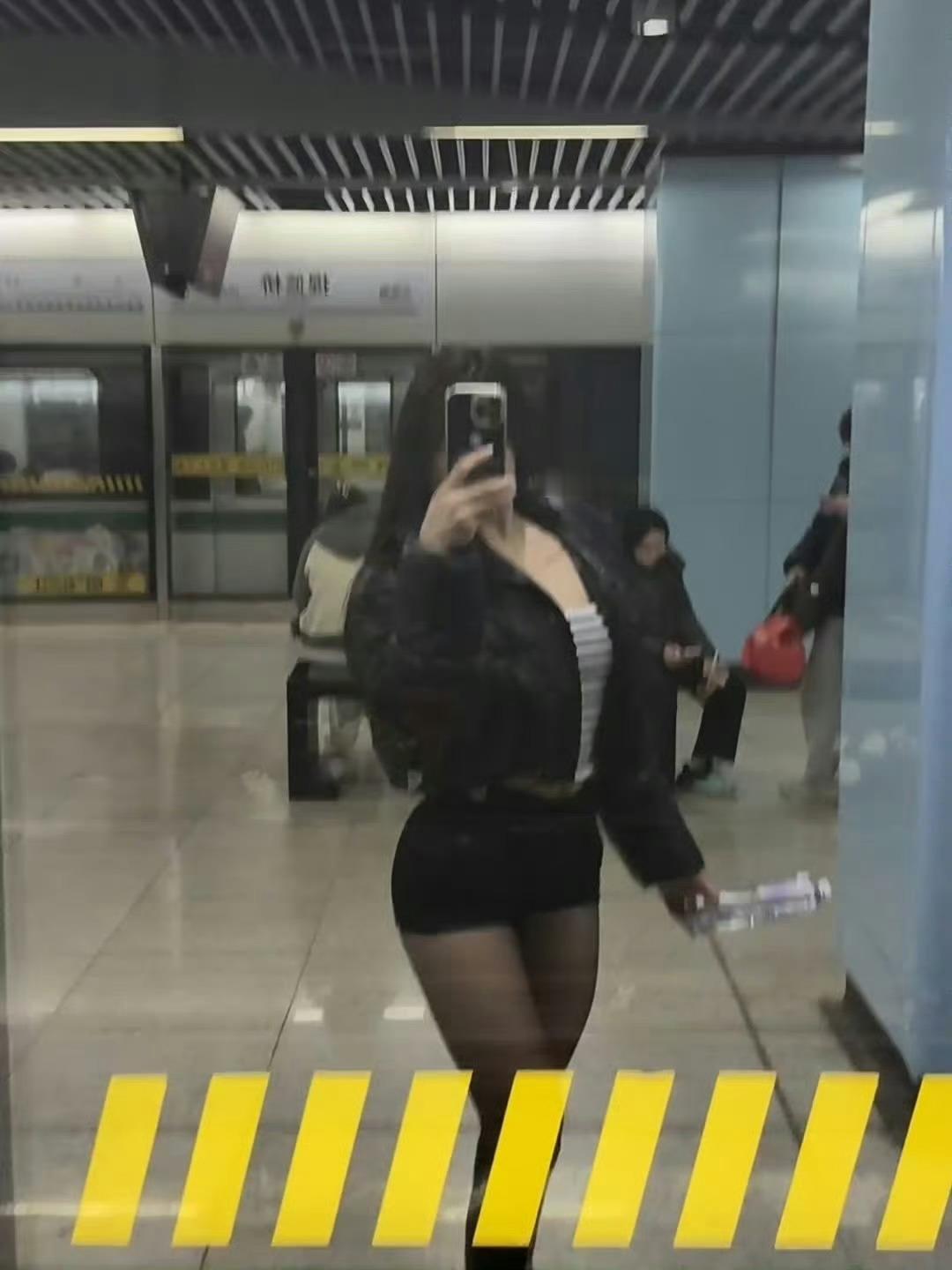 异地恋的好处就是可以随便浪，不被对象发现 