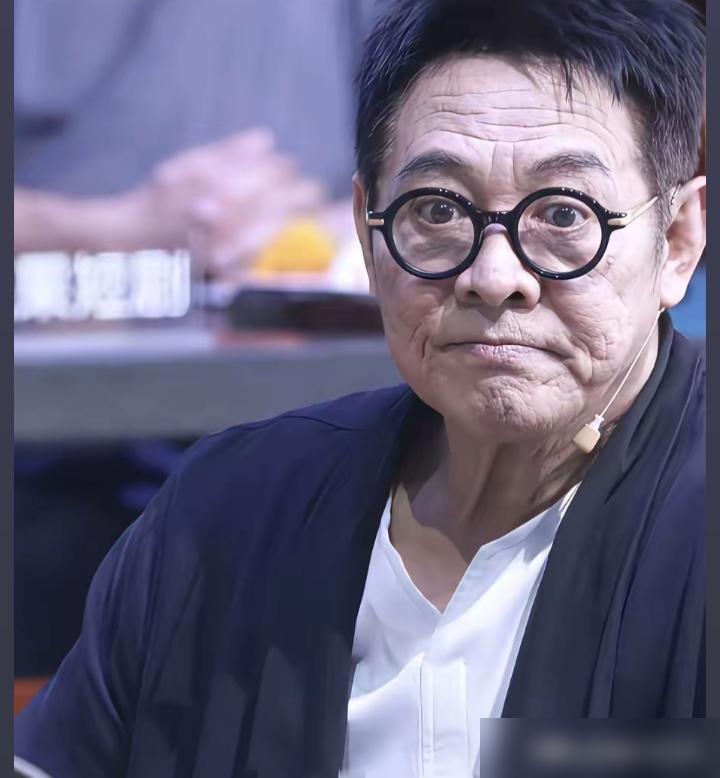 60岁的李连杰，被问到为何不帮曾经的儿子谢苗，他两手一摊，没联系方式，我十年不拍
