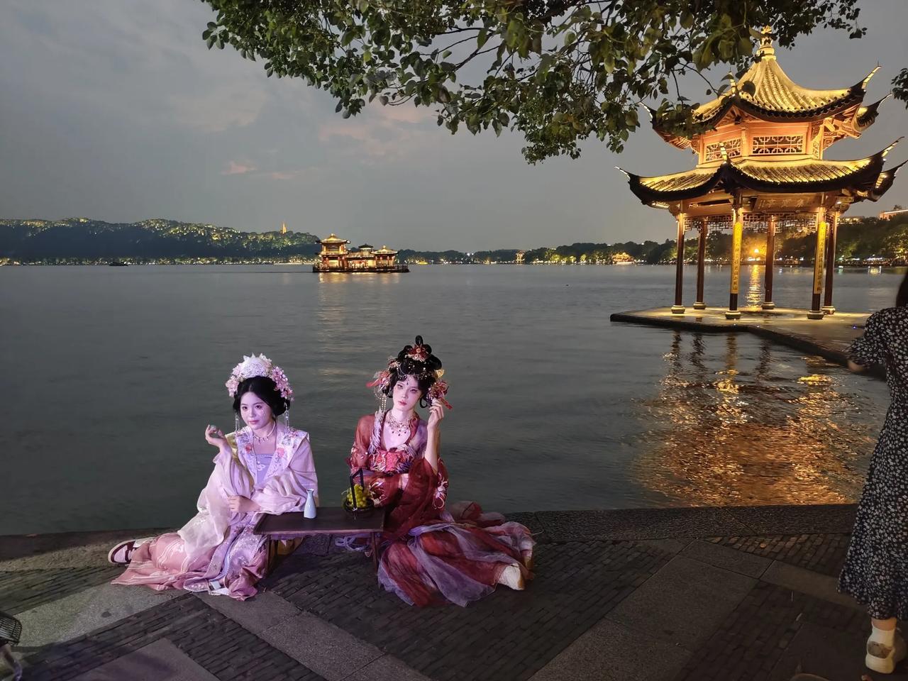 夏日西湖夜景，美得让人窒息！湖边有仙女下凡，月光下有荷花娇艳欲滴，还有灯火通明的