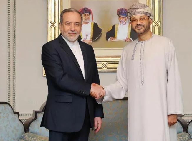 【阿曼夸大了外交进展？伊朗坚持海峡收费】

特朗普突然下令暂停美军空袭伊朗的一个