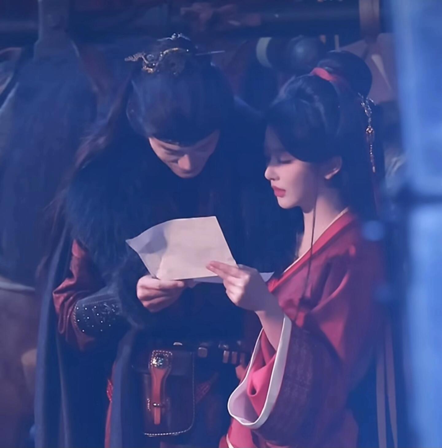 这张纸这么重吗？要两个人拿？不齐而俞 邓凯孔雪儿路透将门独后