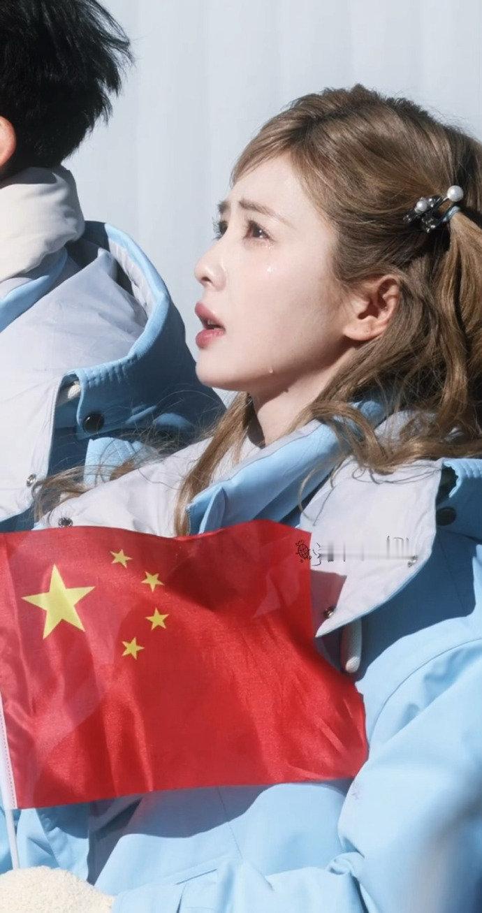 被白鹿看升旗落泪狠狠戳中！感性不是脆弱，是对家国的深情，这份天赋太珍贵了～ 