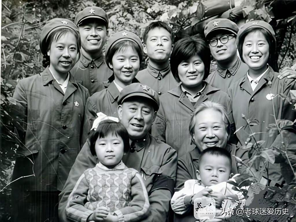这张黑白旧照定格了颜伏将军一家其乐融融的温馨瞬间。
颜伏将军端坐在中间，身着军装