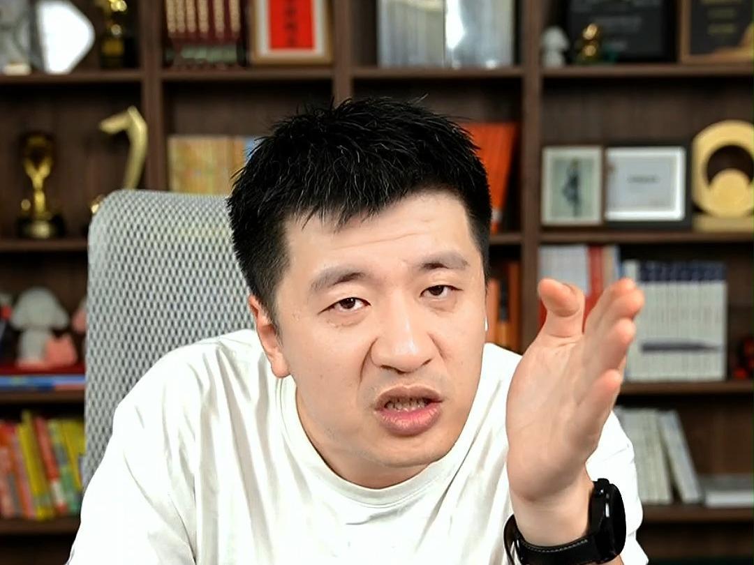 有个成绩不好的孩子咨询张雪峰，
他直接痛批：“你现在吃的苦都是当年自己欠的债！”