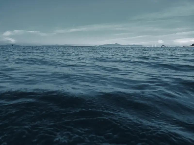 “深海能纳千江水，浅心能容万滴血”，这两句话真的太有深意了。深海广阔无垠，能容纳