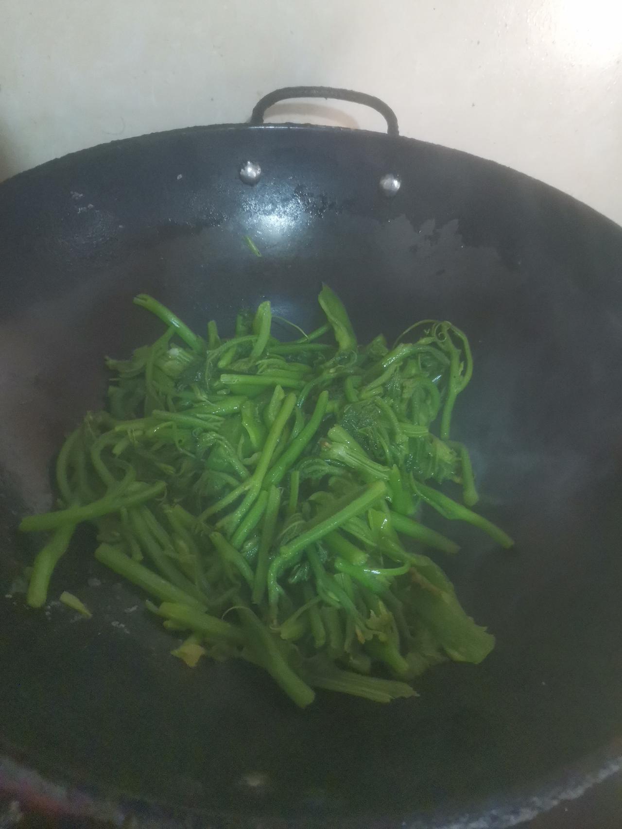 上午九点半去我妈家。
我妈已经把豇豆、南瓜尖掐好。我将豇豆，南瓜尖洗好。
接着把