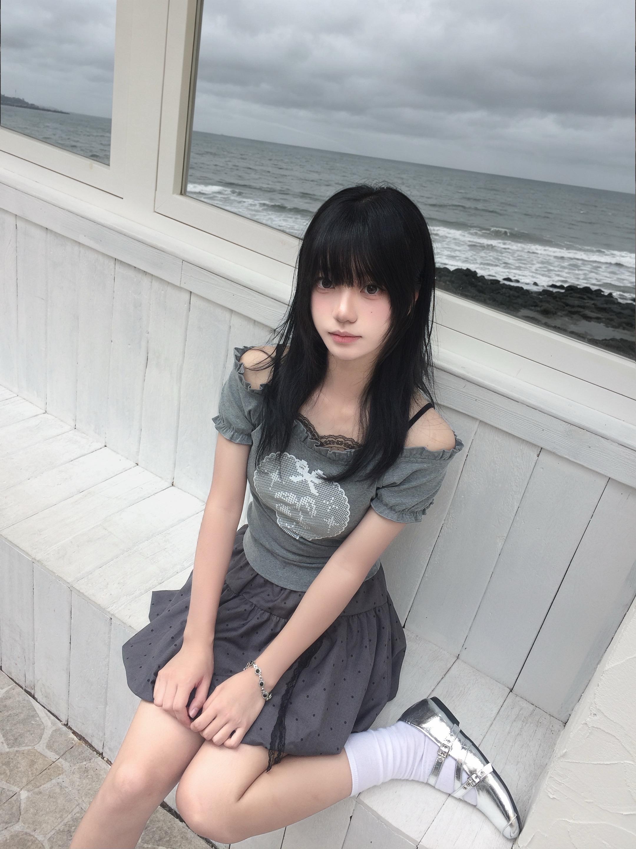 你做我倾斜的雨伞吧 让我的眼泪依在你肩头。