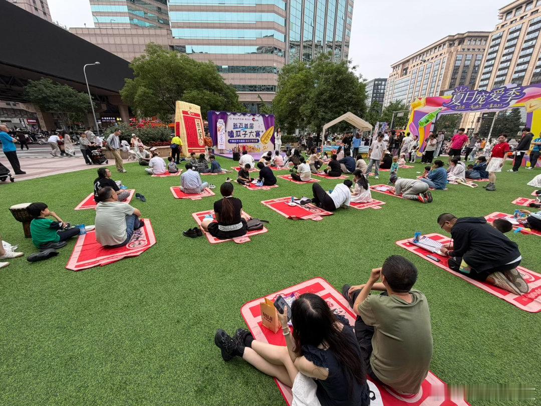 嗑瓜子大赛这个可以啊好不惬意，没人说话，都在嘎巴嘎巴