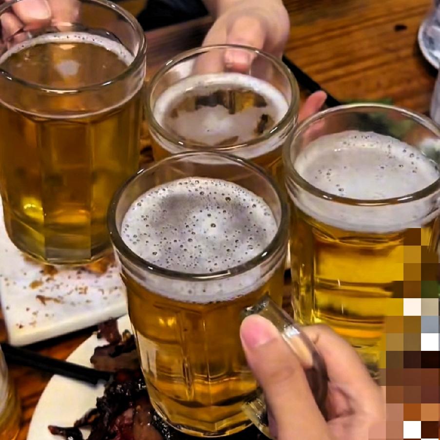 妻子酒后与其他男子发生性关系后死亡，丈夫及子女起诉3名共饮者索赔11万，法院一审