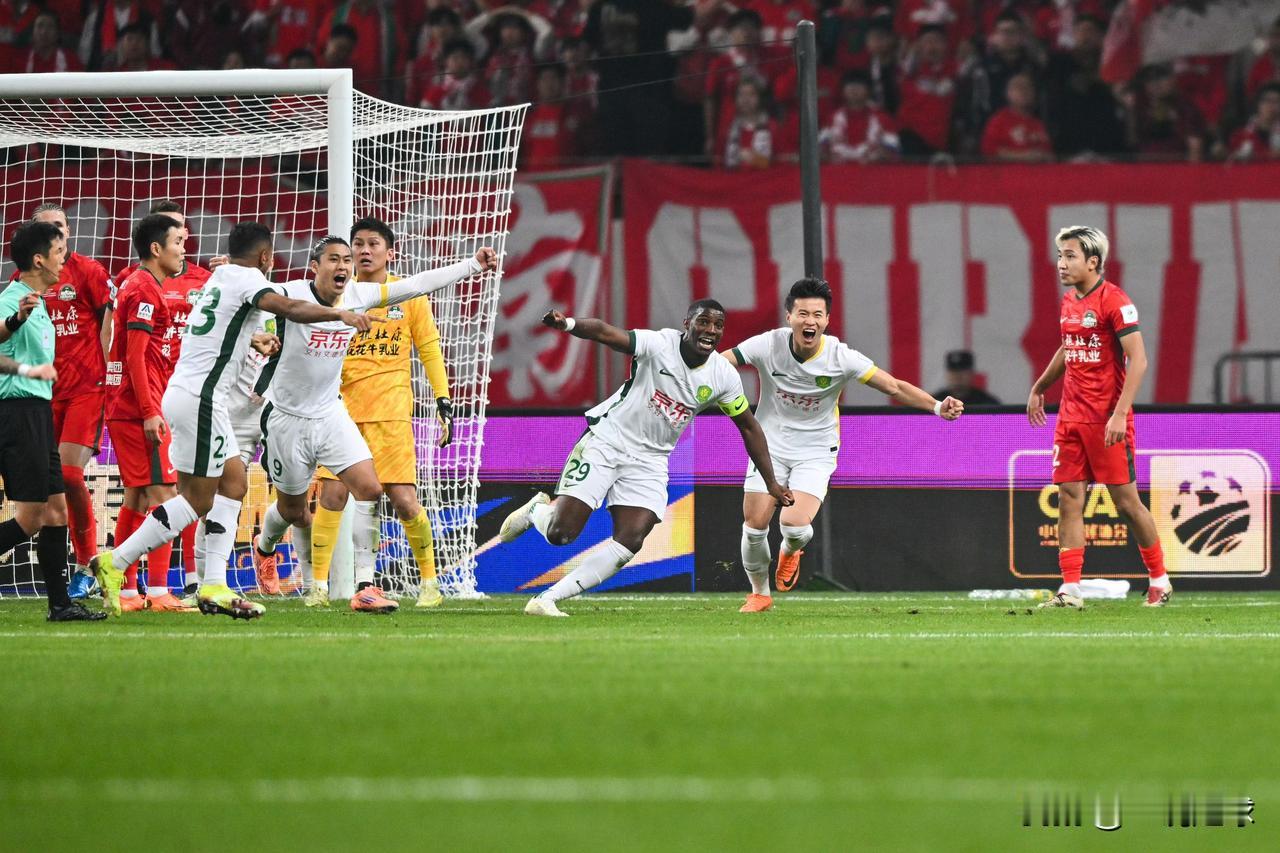 法比奥帽子戏法，北京3比0完胜河南赢得足协杯冠军！北京基本上就是靠防守反击拿下比