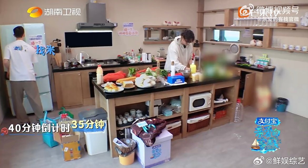 武大靖厨子四顾心茫然 刚进厨房斗志满满，下一秒就四处张望不知所措，武大靖这茫然小