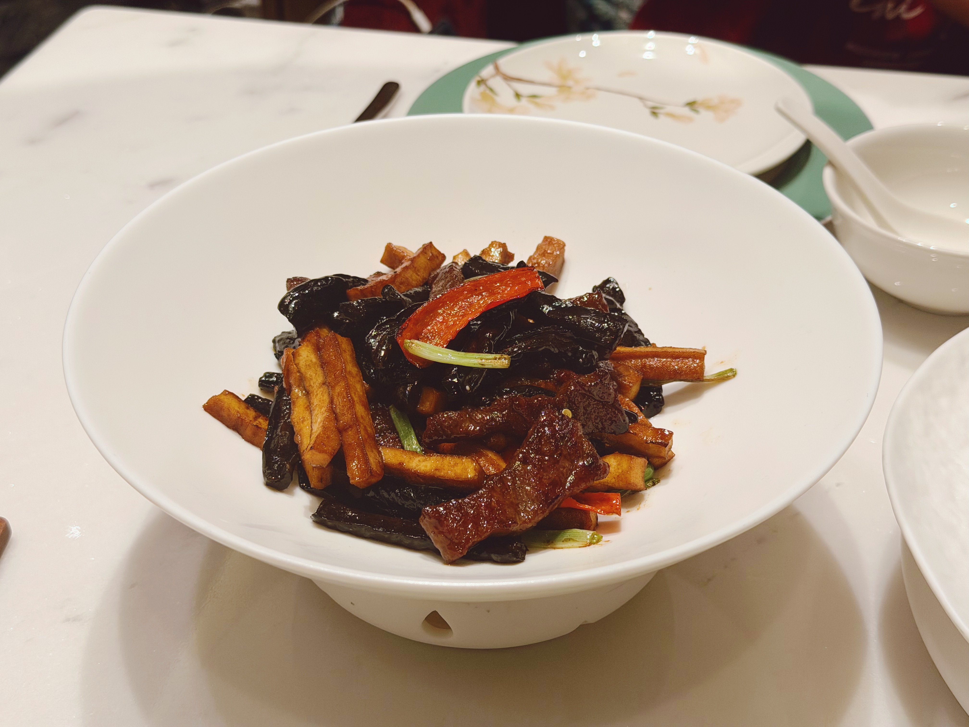 大半夜，饿了吗？被迫滞留上海了……那就在机场的香格里拉吃顿好的吧。不可辜负的美食
