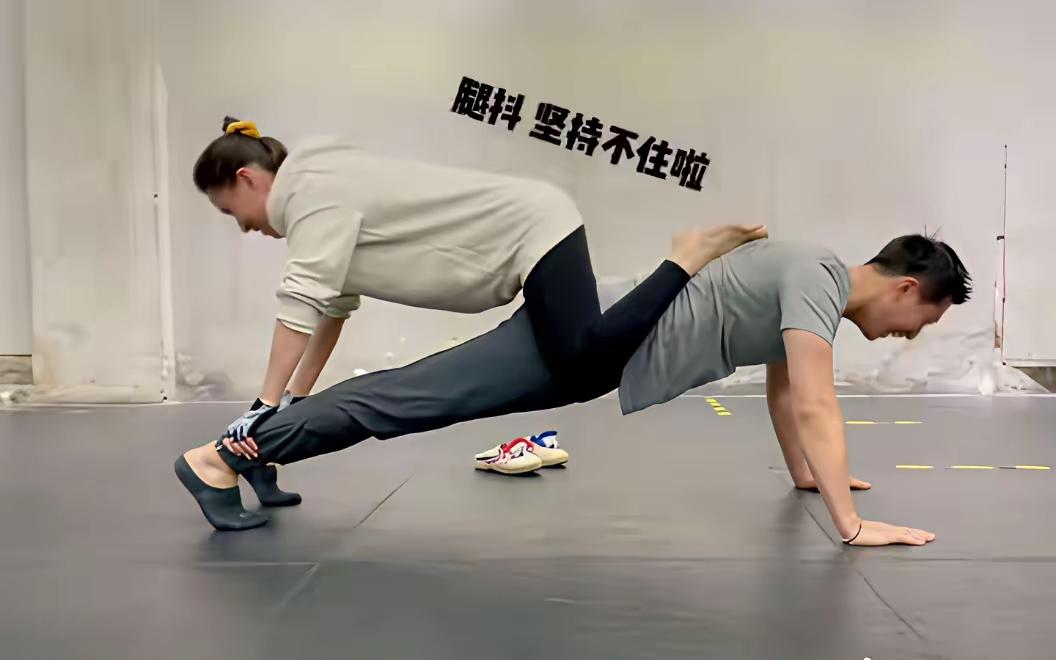 这个双人俯卧撑是不是对赌王女儿婚姻状况的一种回应？一种证明？
这个运动看着难度非