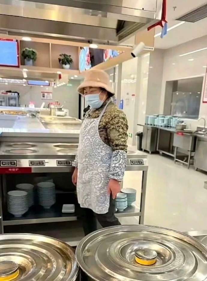 【刘强东父母现身京东食堂做饭】近日，有网友拍摄到京东创始人刘强东的父母在京东员工