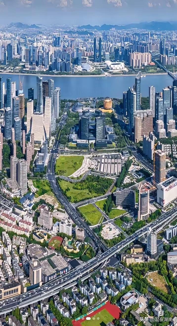 猜猜这是哪个城市？
有的说是长沙，有的说是美国迈阿密，从城市发达程度来看，肯定不