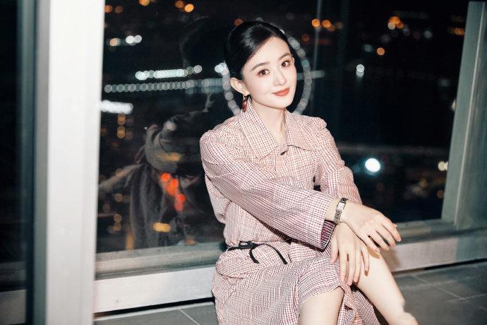 赵丽颖红格子裙   赵丽颖窗边随拍 赵丽颖的红格子裙在窗边随拍中绽放光彩，优雅知
