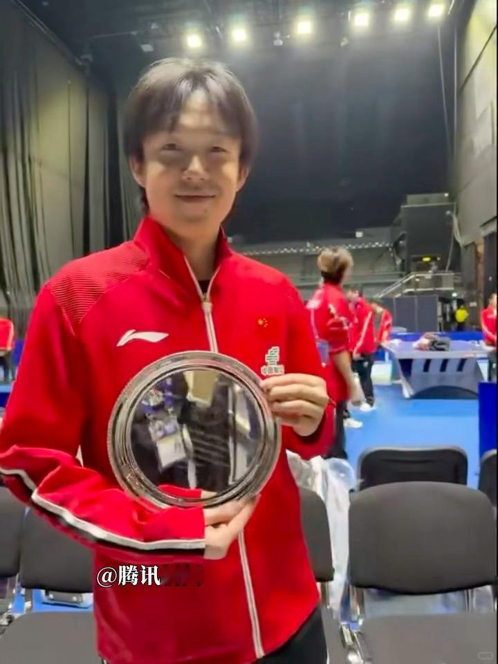 王楚钦当选男子mvp 晒奖杯呢