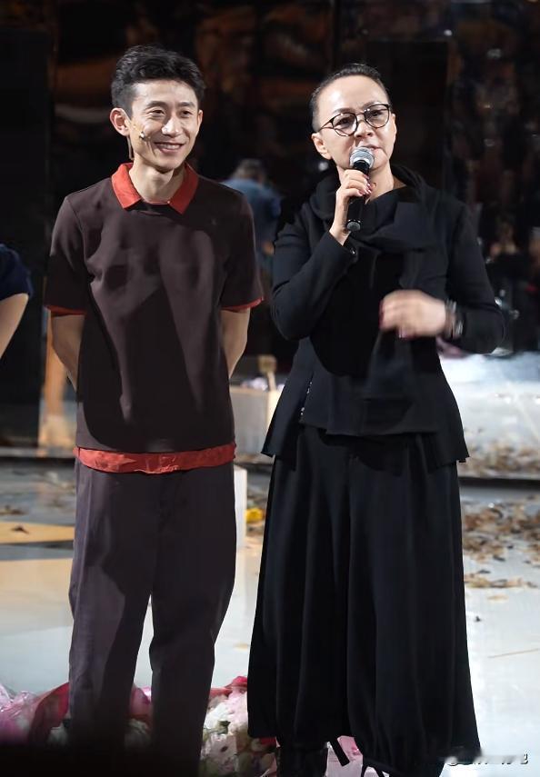 张一山的身高没有176，最多168。
 
昨天，他一个人，演了长达110分钟的独