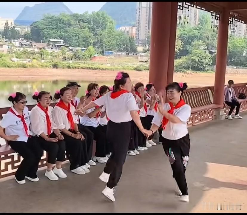 大妈们“返老还童”集体过“六一儿童节”引争议！她们穿着靓丽的衣服，戴着红领巾，扎