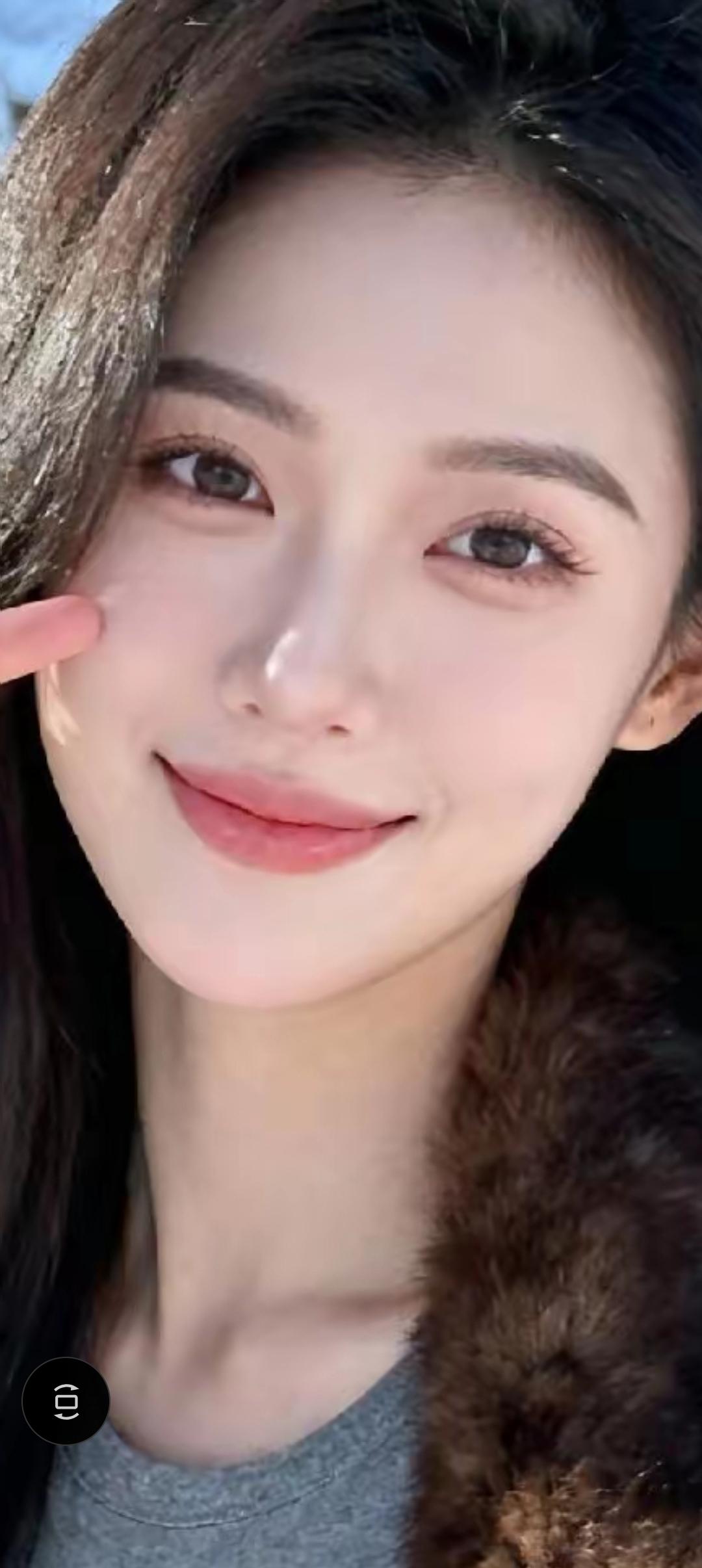 冬日暖阳下的甜美笑容，毛绒外套的温暖陪伴。🌞💕
