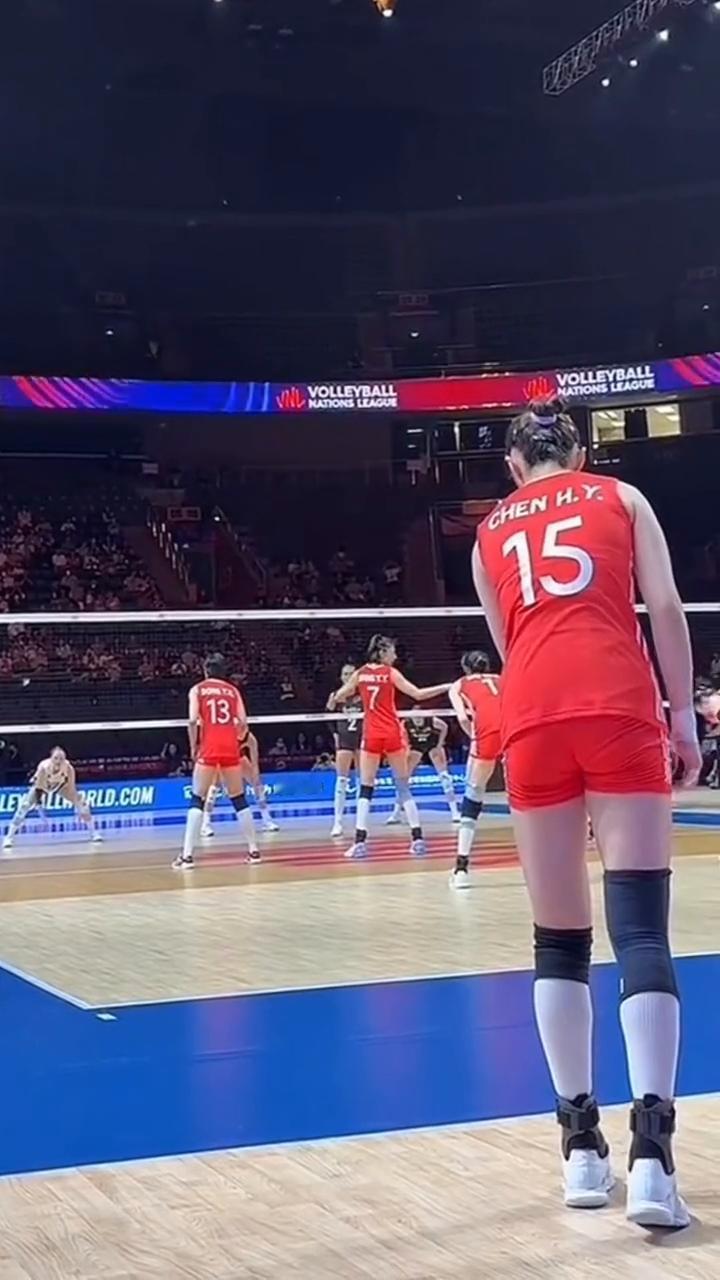 本场比赛的胜利属于中国队，把这位美丽时代掌声送给中国队。