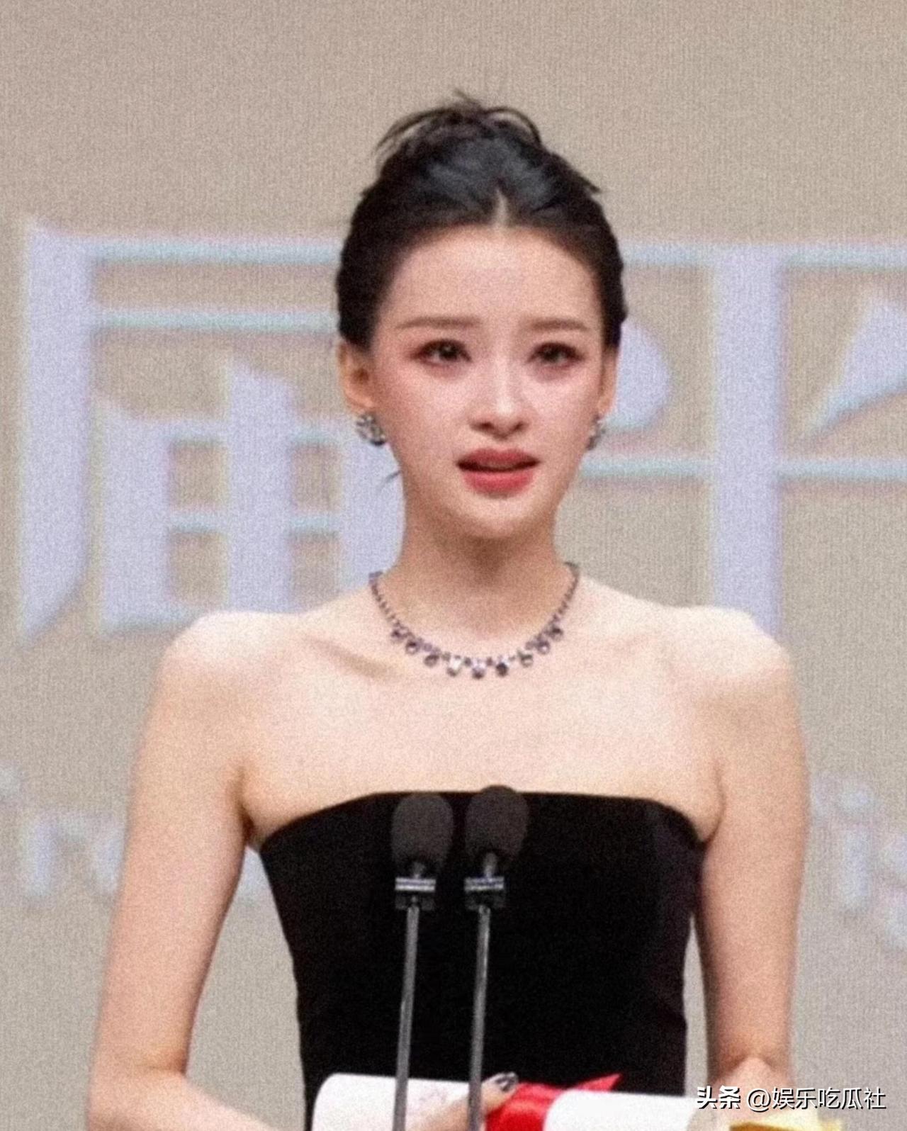 董子健看孙怡获奖眼神！成年人最高级体面✨
 
颁奖典礼镜头扫过，孙怡上台领奖，台