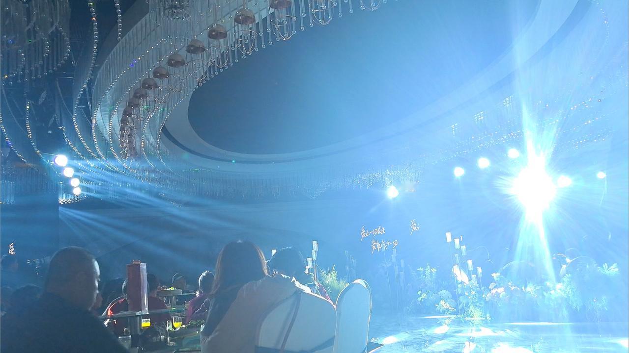 昨天发小孩子的婚礼，主持人现场讲话不过十分钟。整个婚宴和谐、温馨，没有了长达动辄