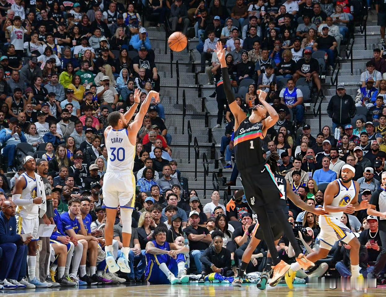 勇士109:108战胜马刺，背靠背双杀啊！
库里上一场砍下46分，这场又爆了，三