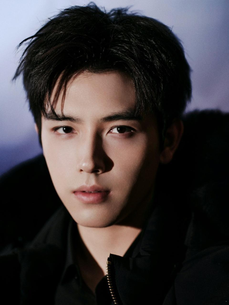 陈飞宇看见啥了 陈飞宇线下活动路透超级帅，走之后还回头张望，表情有点意外，真的好