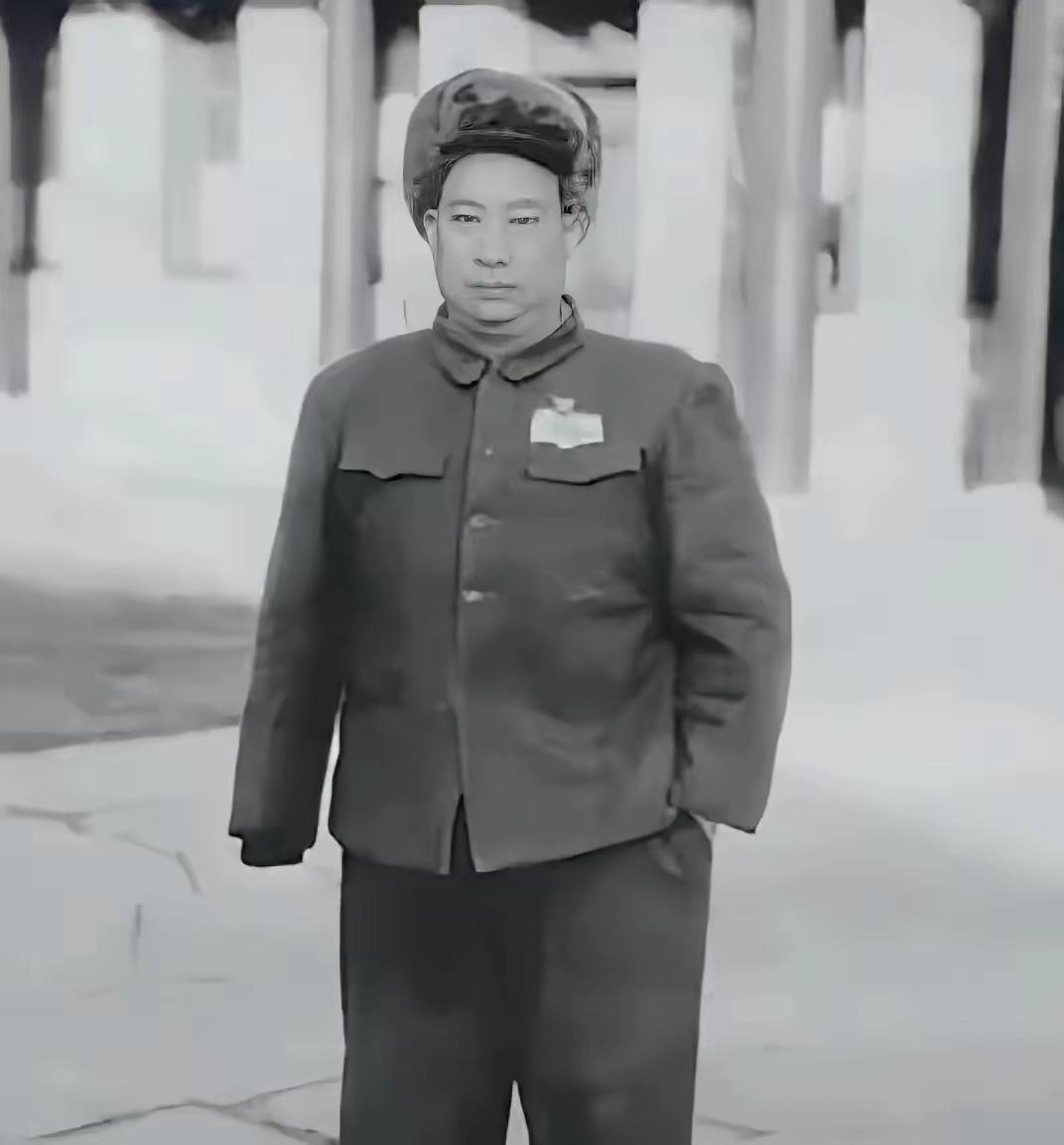 1937年雁门关伏击战中，贺炳炎目睹了一名八路军士兵被一个不满五尺的日本兵一刺刀