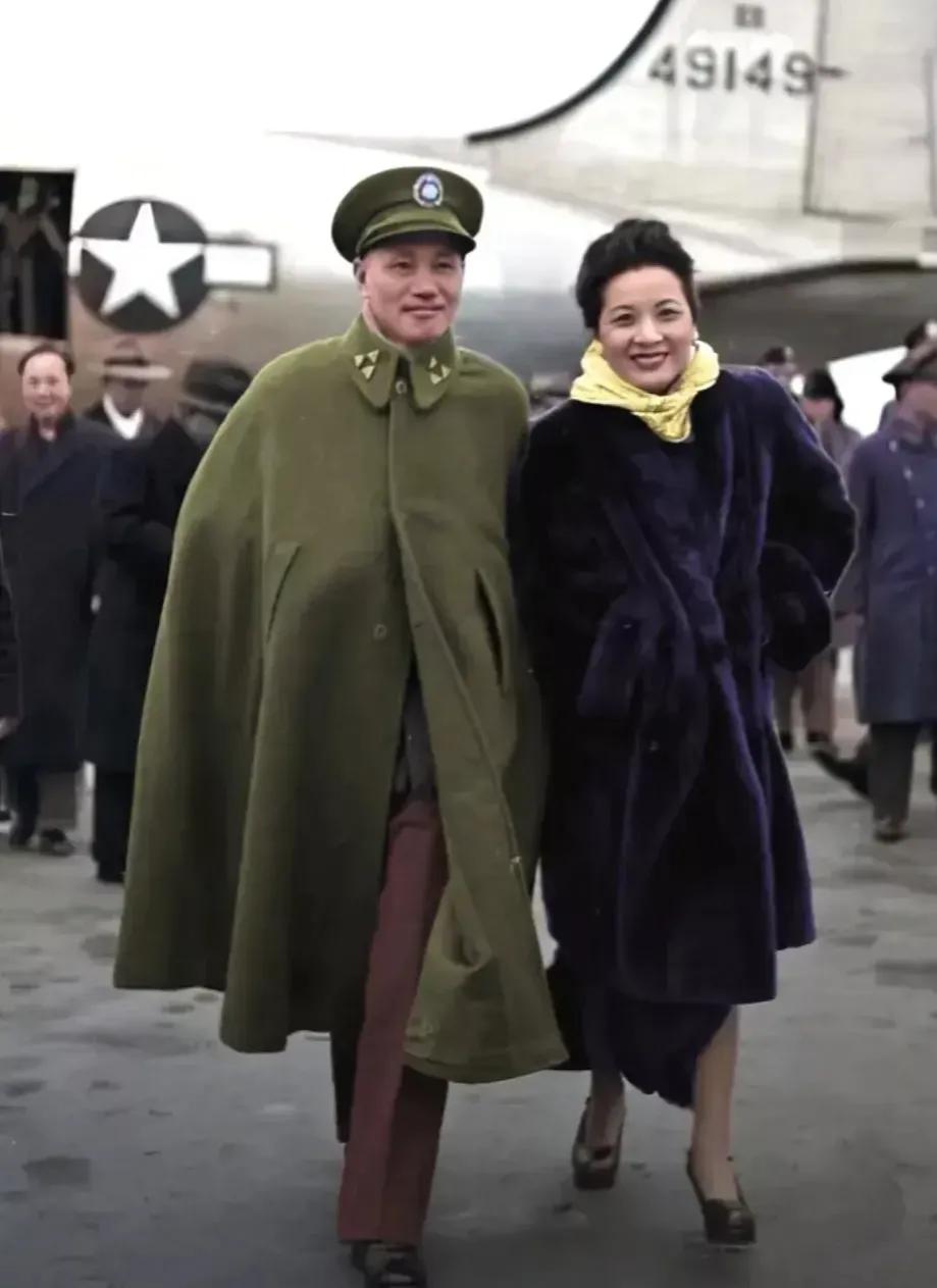 1947年，蒋中正第一次来到陕北延安，留下了这一张照片，镜头中的他面带笑容，妻子