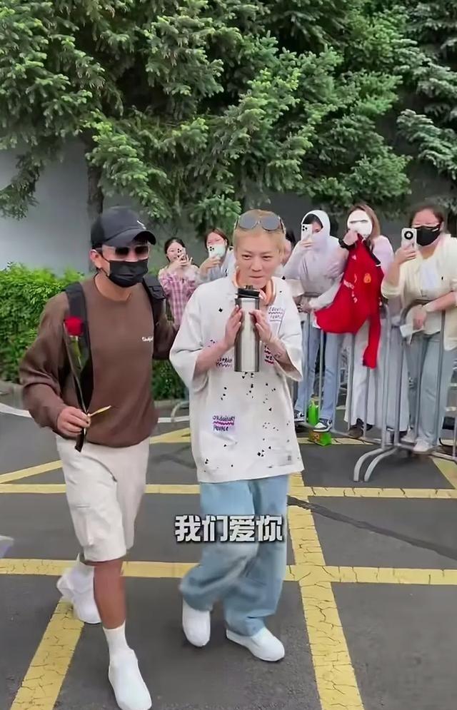 鹿晗生图被嘲驼背，粉丝还怪身边人不提醒。其实真不是没人管，唱跳两小时肌肉都累废了