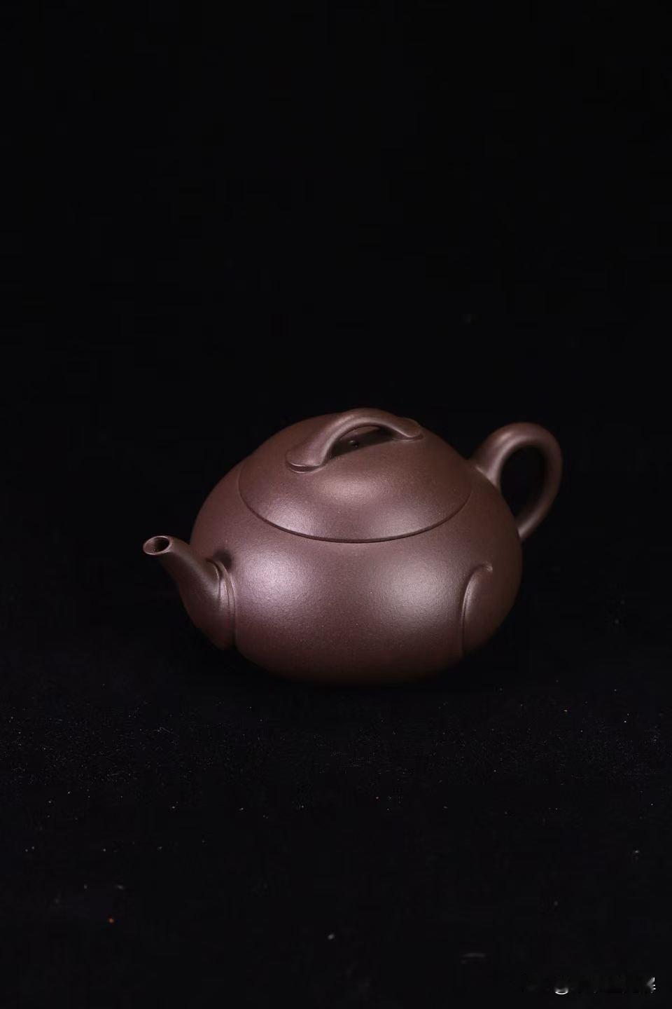 新手买紫砂壶，为什么我劝你先从紫泥入手？少走弯路
很多人第一次买紫砂壶，眼睛总盯
