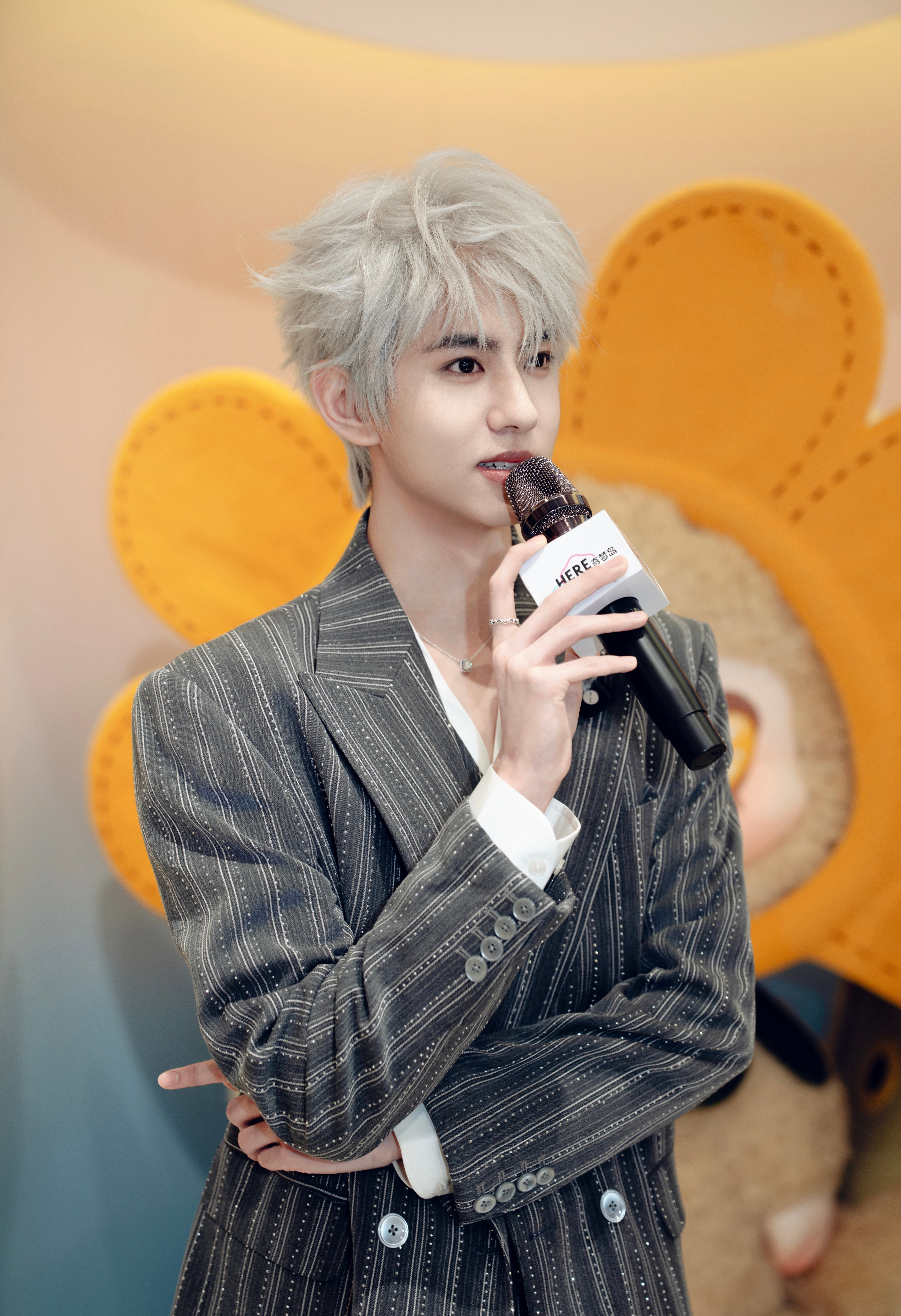 刘轩丞今日出席SIINONO品牌线下活动图集，身着双排扣条纹烫钻西服套装搭配衬衫