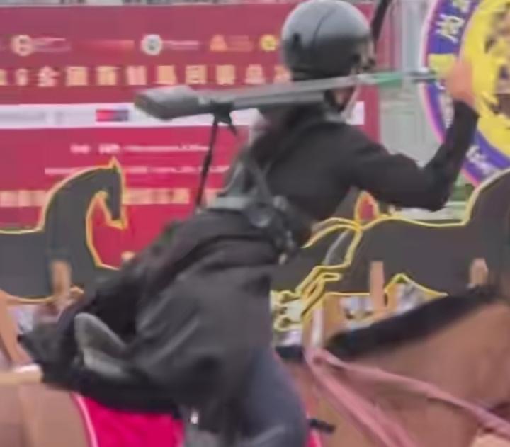 深圳11岁的小孩姐吴童雨一剑封神，太了不起了！

她在2025全国骑射巡回总决赛