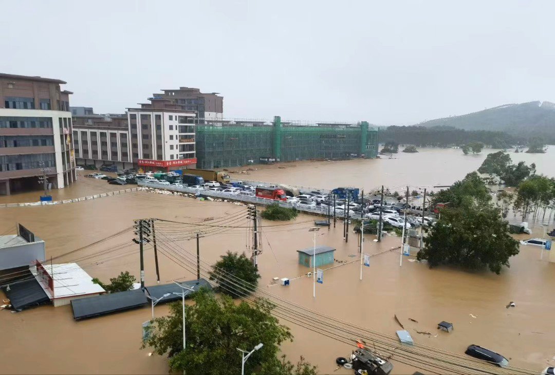 台风过境，大雨下了一天一夜，广西多地被淹，希望大家平安 