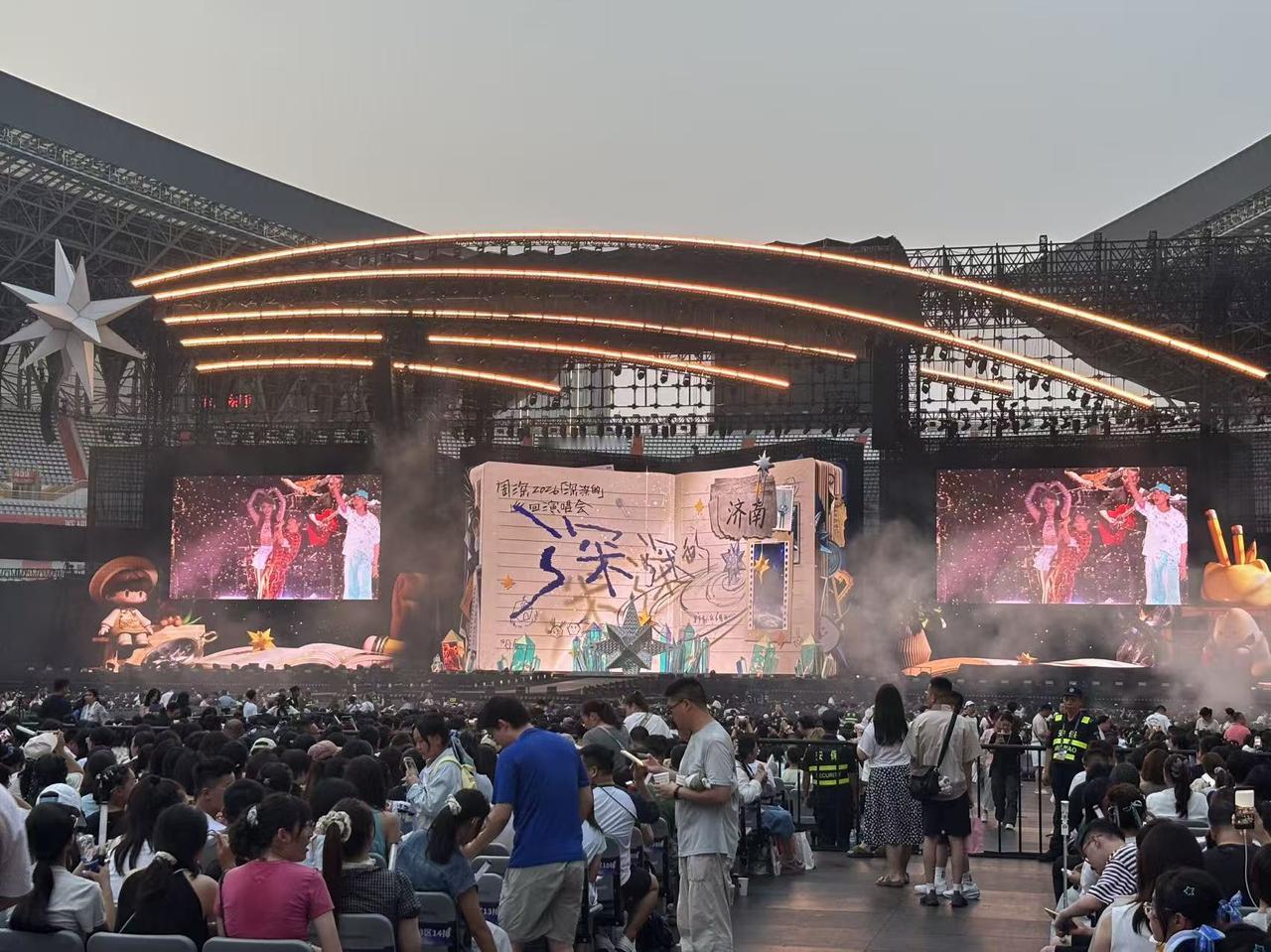 深深是谁？周深，他在济南开演唱会引起的全国轰动，让人想起当年的周董，歌星的影响力