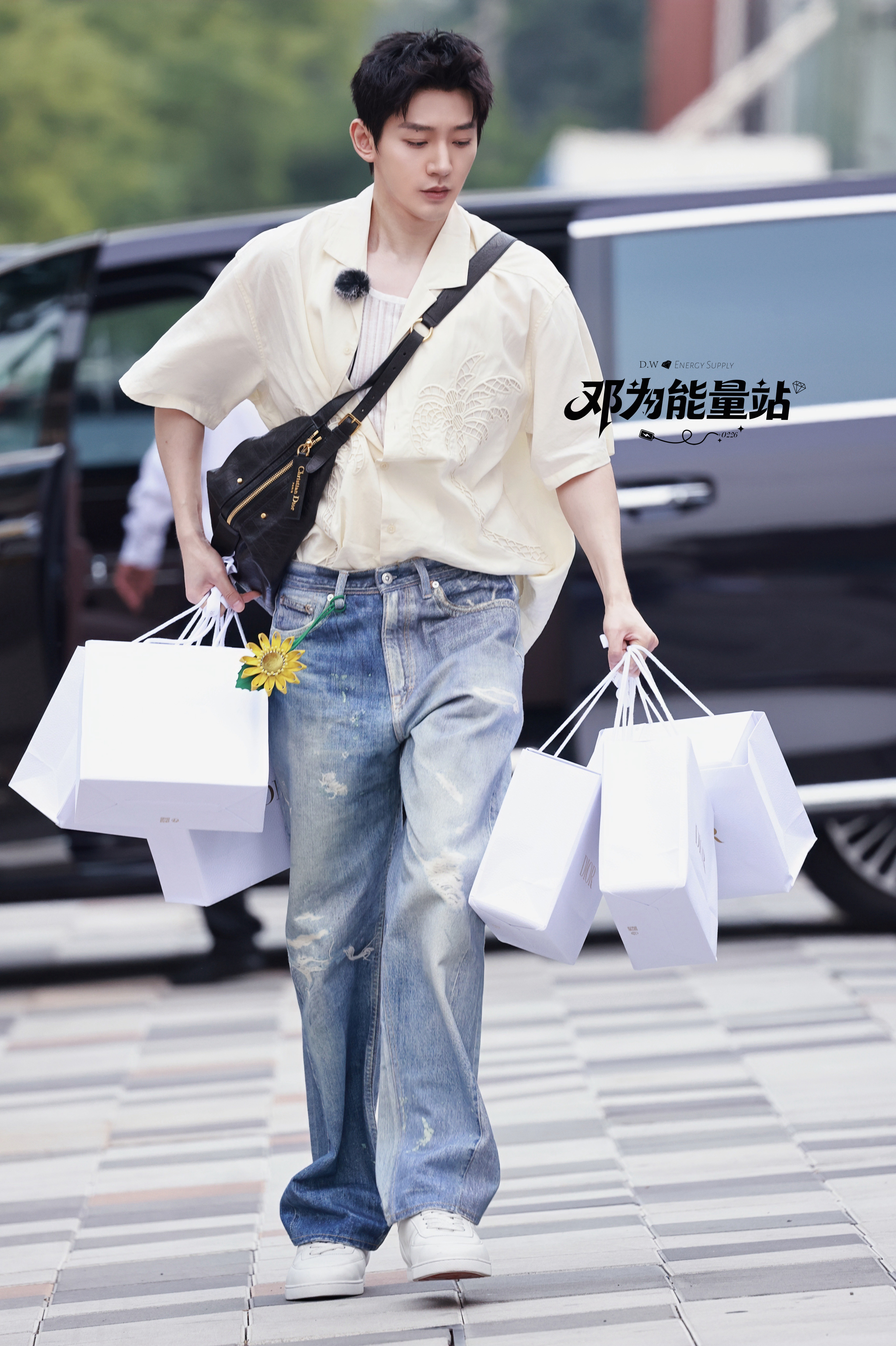邓为拎了6袋迪奥送花少嘉宾 可以啊，这么大方 
