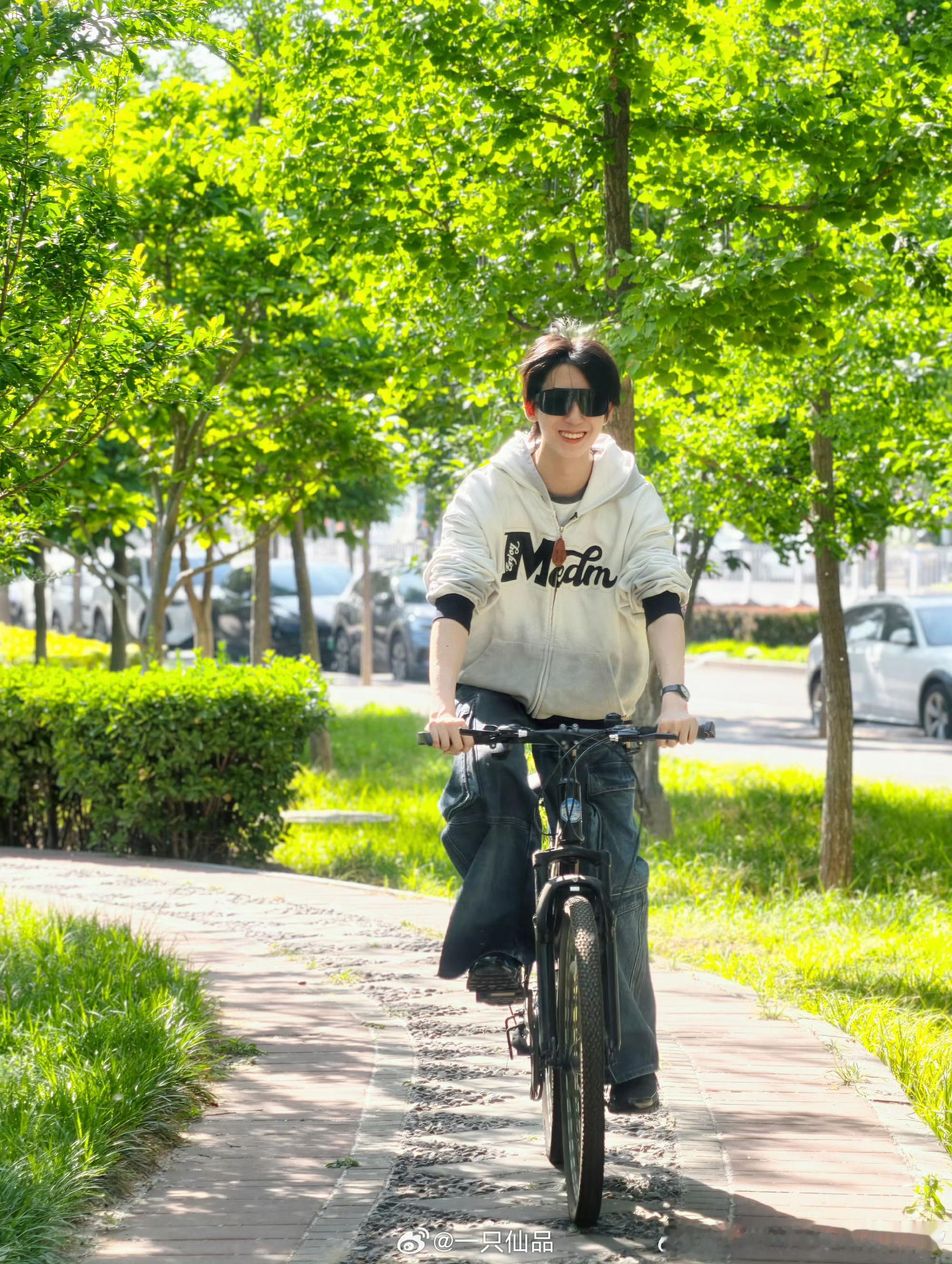 杨博文营业啦！！！踏进春天的新绿里🚲🌿（但是迎接我的是白色毛毛怪博文真帅啊，