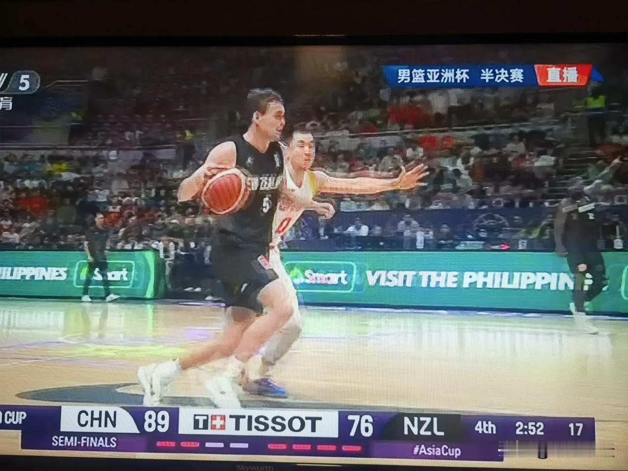 不能松气啊！比赛还剩两分半钟，中国男篮领先10分，但是紧接着，中国一个失误，新西